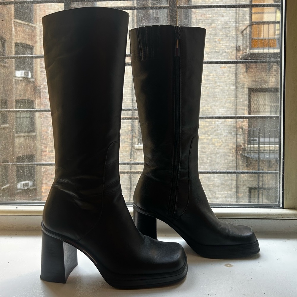 ‼️SOLD‼️ Vintage Tommy Hilfiger 90s Square Toe Heeled Leather Boots (6) Women